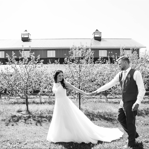 Meet your Posher, Lauren - Picture 2 of 4